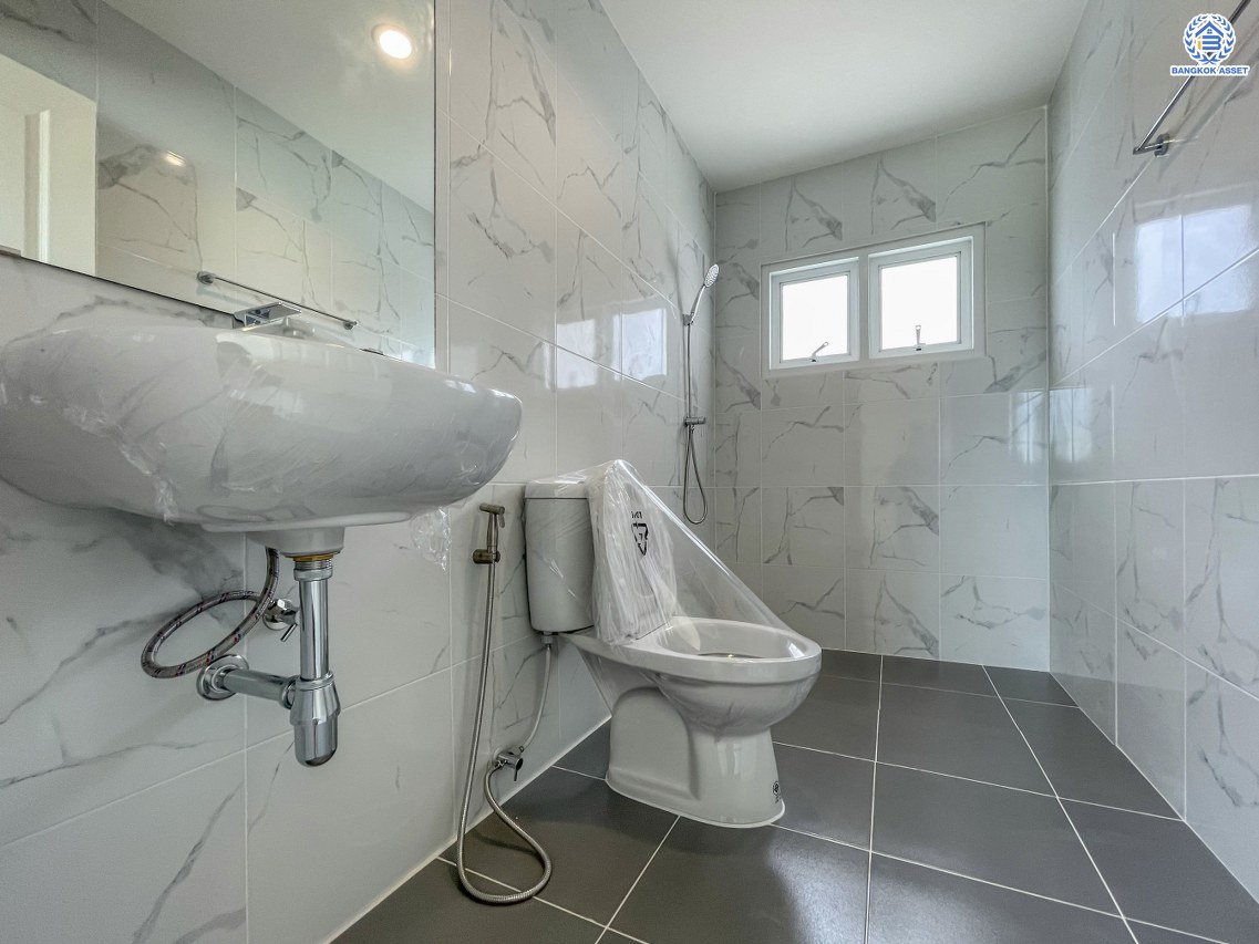 บ้านมือสองตกแต่งใหม่ โครงการ นาราภิรมย์ พุทธมณฑลสาย3 ตกแต่งหรูหรา เนื้อที่ 108.2 ตร.ว. พื้นที่ใช้สอย 257.32 ตร.ม. ฟังก์ชัน 4 ห้องนอน 3 ห้องน้ำ 1 ห้องอเนกประสงค์ จอดรถได้ 2 คัน บนทำเลเชื่อมต่อเมือง ใกล้เซ็นทรัลศาลายา, เดอะมอลล์บางแค และทางคู่ขนานลอยฟ้าบรมราชชนนี รายล้อมด้วยสิ่งอำนวยความสะดวกครบ